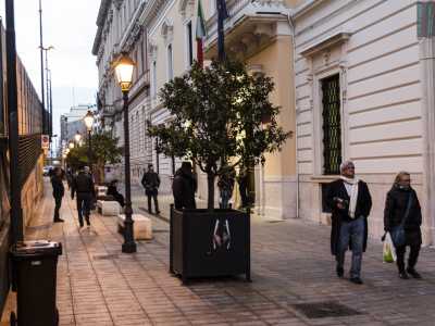 La zona a destra del ponte XX settembre restaurata di recente e resa pedonale: oggi � abbellita da fioriere, panchine e lampioni
